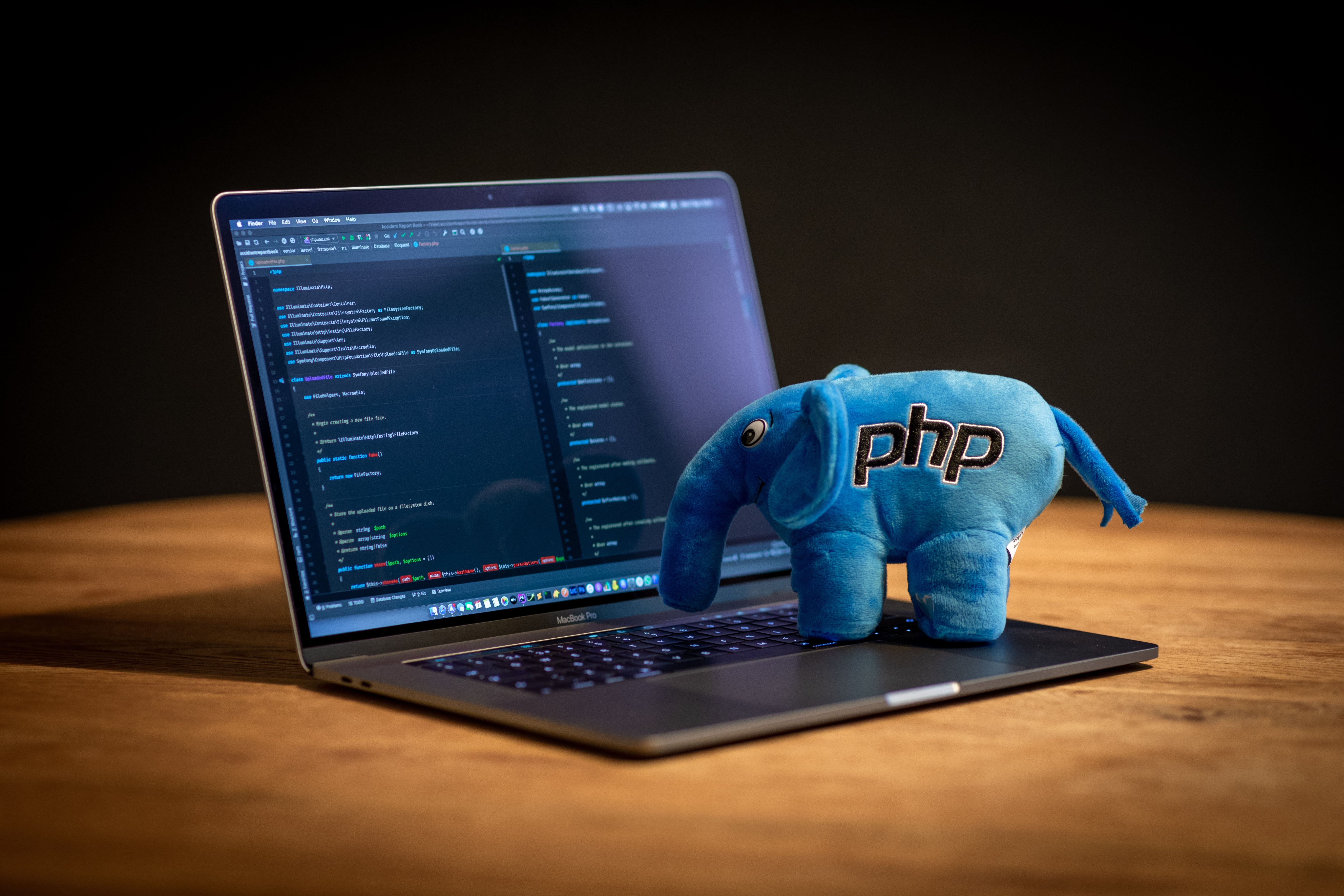 Bilde av en leke-elefant som programmerer PHP.